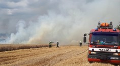 Na Kolínsku vzplál kombajn i pole, hasiči povolali vrtulník s vakem