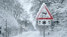 Výstraha před náledím i sněhem: Na D5 se srazila čtyři auta, lety nabraly zpoždění