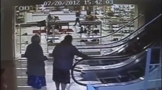 VIDEO: Babička si spletla eskalátor s létajícím koštětem