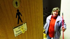 Pražská fakulta vysvětluje nebinární toalety. Studenti jsou prý nadšení