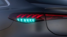 Na autech možná přibude nová barva světel. Němci už je začínají testovat