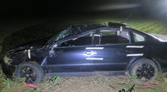 Mladíci nechali v autě po nehodě mrtvého kamaráda. Odmontovali značky a utekli