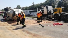 Cisterna s betonem skončila na boku, dálnice D10 byla uzavřená!
