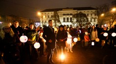 Průvody se na výročí Říjnové revoluce stále konají. Půjdete i vy?