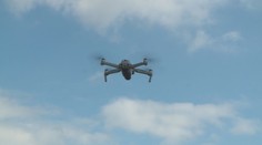 Brazilský fotbalista se snažil sestřelit dron, sudí ho hned potrestal
