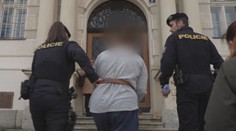Matka obviněná z vraždy 3letého dítěte stanula před soudem. Poslal ji do vazby