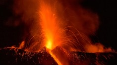 Etna se znovu probudila k životu: Chrlí lávu, popel i dým! VIDEO