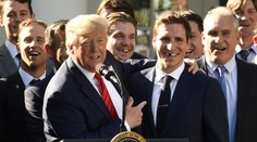 Trump přivítal šampiony NHL. Takhle si udělal srandu z jednoho hokejisty