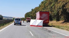 Tragická nehoda uzavřela D1 u Vyškova. Kamion tam srazil chodce