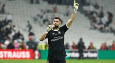 Šampion EL oslavuje svého hrdinu. Brankář chytal finále s nepříjemným zraněním