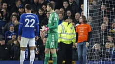 Aktivista ze zápasu Premier League byl tvrdě potrestán. Soud mu nařídil vězení