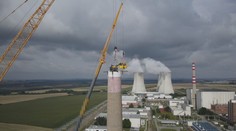 V Dukovanech demolují stometrový komín. Rozebírají ho kousek po kousku