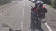 Motorkář se zákazem řízení zběsile ujížděl policii. Zaspal a spěchal k soudu