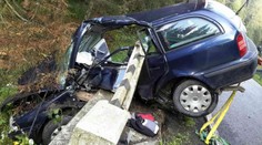 Auto narazilo do mostku a zůstalo viset, nehoda skončila tragicky!