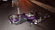 Auto nedobrzdilo a poslalo motorkáře i spolujezdkyni k zemi
