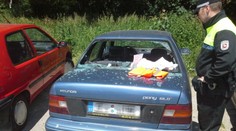 Řidič nechal za sklem auta voňavku a přišel o okno!