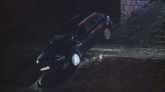 Po honičce skončilo auto v řece! Řidiče stále hledá policie