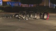 Motorkář přehlédl odbočující auto, odlétl na jiný vůz a zemřel