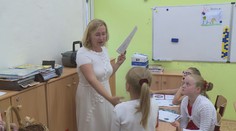 Ředitel ji vinil z obtěžování dětí, učitelka hrdě rozdala vysvědčení!