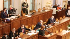 Zákazy platí dál! Poslanci prodloužili nouzový stav do 22. ledna