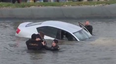 Muži se udělalo zle a sjel s autem do nádrže. VIDEO ze záchrany