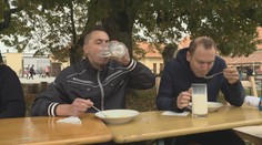 Reportér TV Nova se zapojil do závodu jedlíků. Soutěžící pojídali brambory rychlostí blesku