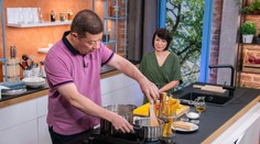 Okamura vařil ve studiu. Moderátorku Divišovou nechal jen umýt nádobí