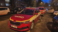 Jeden mrtvý po požáru bytu v Praze. Hasiči museli evakuovat 20 lidí