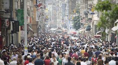 Na Zemi už žije skoro 8 miliard lidí. Kvůli covidu jich přibylo méně, než se čekalo