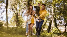 Poslanci podpořili navýšení rodičovského příspěvku a umetli cestu k vytěsnění malých akcionářů ČEZu