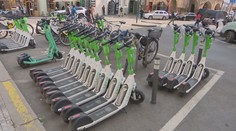 Praha zpoplatní parkování pro elektromobily. Zákaz sdílených koloběžek neprošel