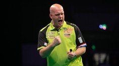 Van Gerwen je opět v čele Premier League. Aspinall pouze remizoval