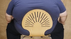 Obézní tlouštík zarostl do židle! Kálel a močil pod sebe