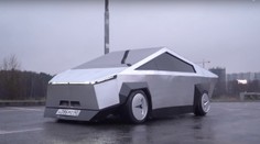 Ruský Cybertruck. Nemá dveře a pod plechem schovává starou Ladu