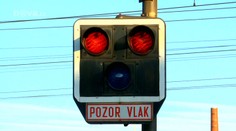 Obrovský hazard! Autobus plný lidí jel přes koleje na červenou!
