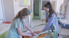 Porodnice zavádějí poporodní péči. Pojišťovny ji proplatí jen na předpis