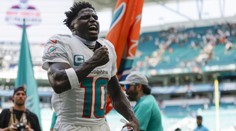 Fotbalista Miami se zapsal do historie. Nejprve byl zadržen, pak dal touchdown