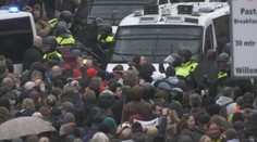 Tisíce Nizozemců přes zákaz protestovaly proti lockdownu. Rozehnala je policie