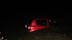 Zfetovaný řidič utekl a schoval se ve vodě. Auto ho následovalo
