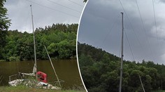 Nehoda plachetnice na Lužnici. Loď zasáhla dráty velmi vysokého napětí