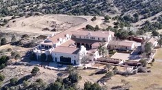 Policie prohledává Epsteinův ranč. Hledá důkazy i možná těla