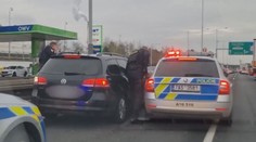 Policisté pomocí nevídané taktiky zastavili skupinu cizinců v kradeném autě