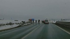 Řidiči vystoupili na silnici z aut a poprali se. Řeší to policie