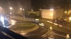 Nová zábava v Česku? Mladí řidiči po nocích driftují na kruháči
