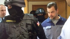 Kramný jako vězeň: V teplákách, s medvědem a pečlivě nagelovaný