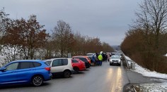 Policie uzavřela vjezd do Špindlerova Mlýna. Lidé museli auta nechat už ve Vrchlabí