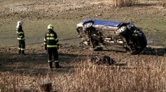 Vzal si taxík a stálo ho to život. Mladík zemřel na dně rybníka