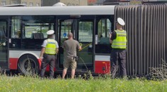 Autobus měl skřípnout seniorku ve dveřích. Bojuje v nemocnici o život