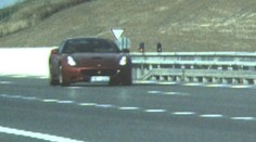 Video: Šílenec ve ferrari se řítil po R1 258 km/h. Komu auto patří?