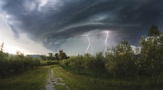 Česko bičovaly bouřky se silným větrem a deštěm. Tvořily se supercely